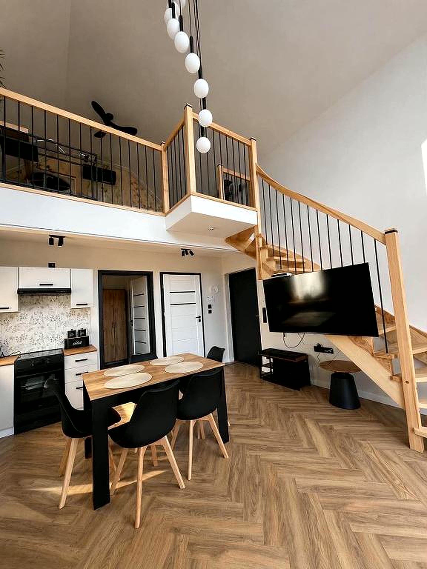 Salon z jadalnią, schodami i antresolą
