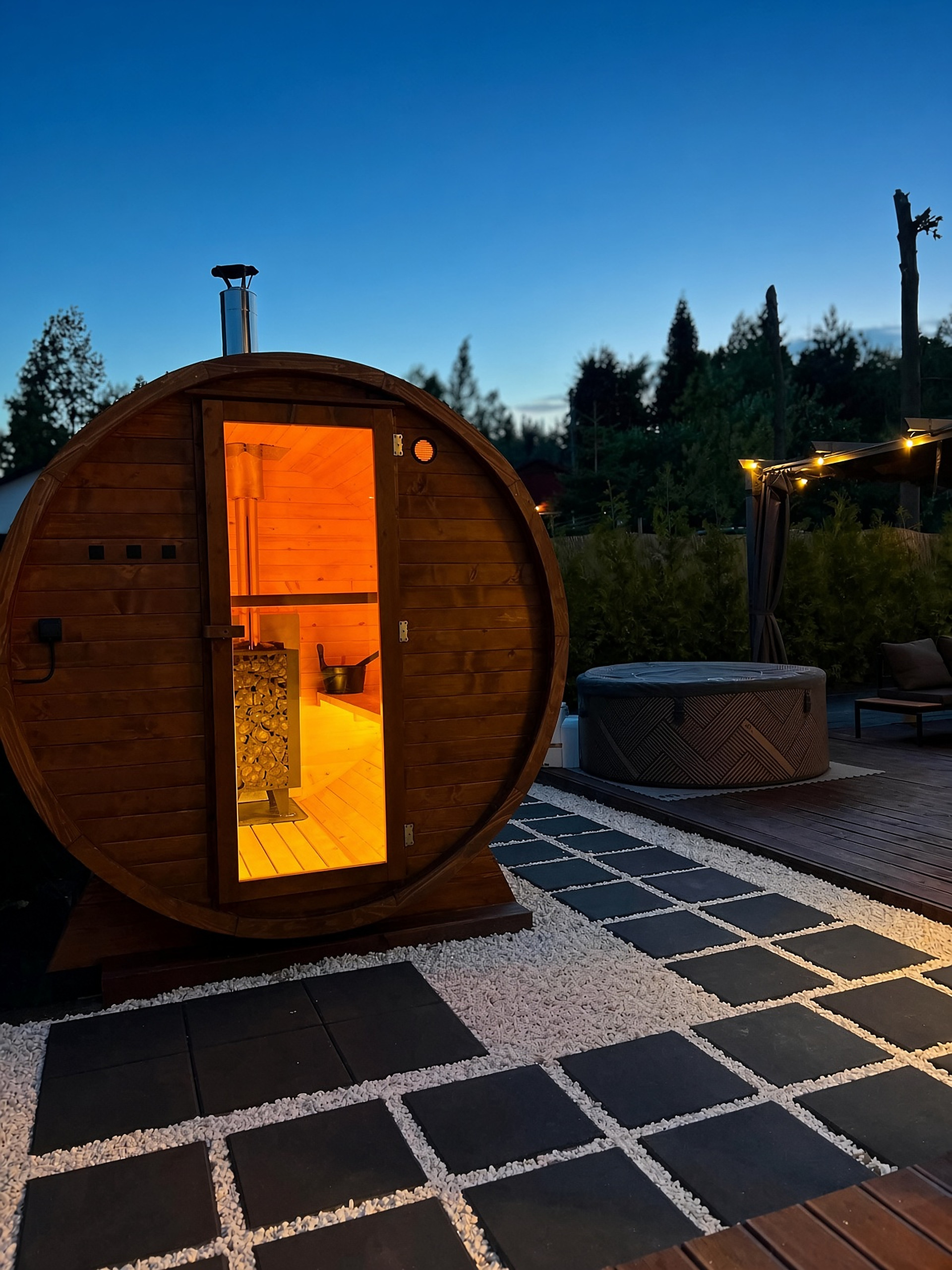 Sauna beczkowa o zmierzchu