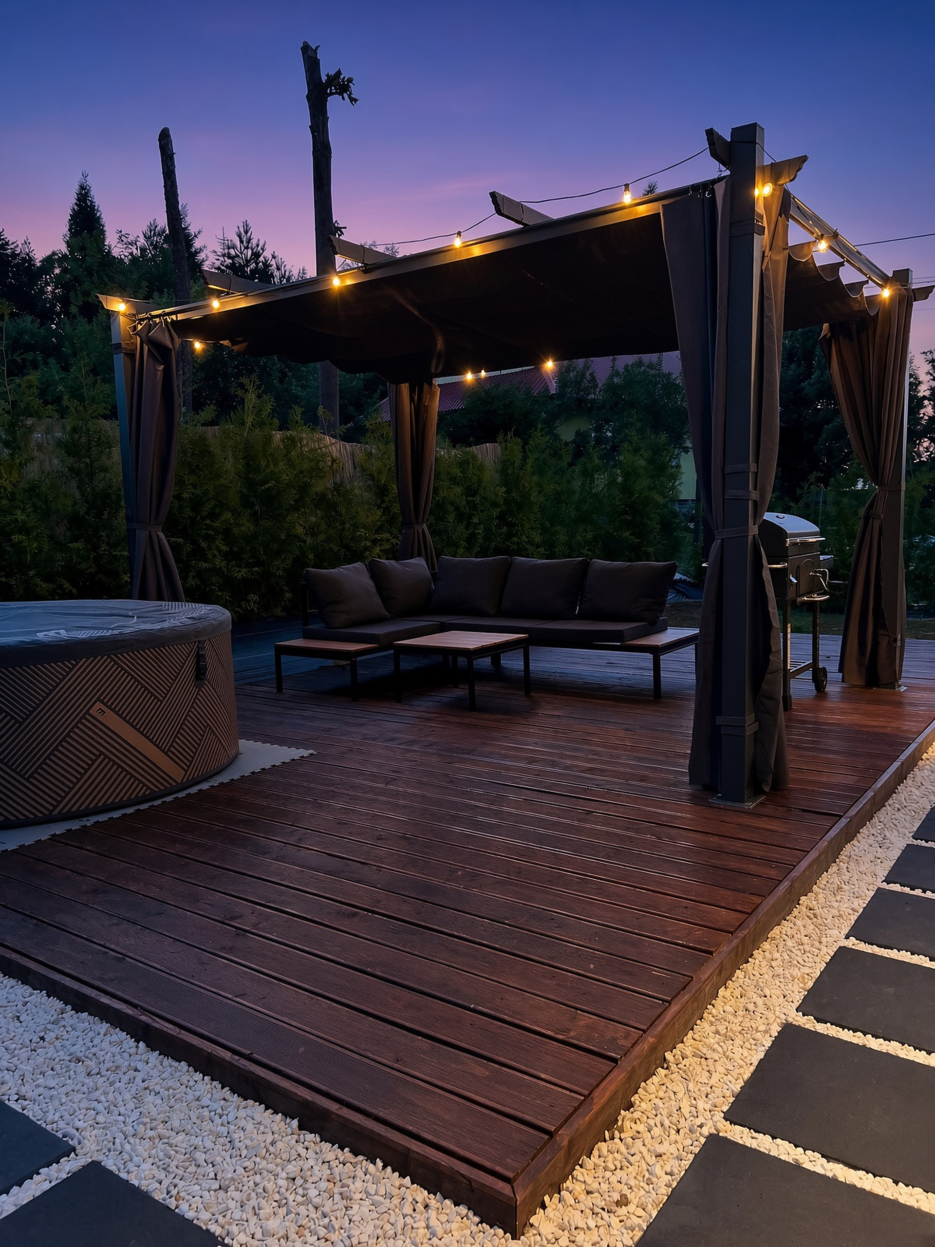 Pergola wieczorem z girlandą świateł